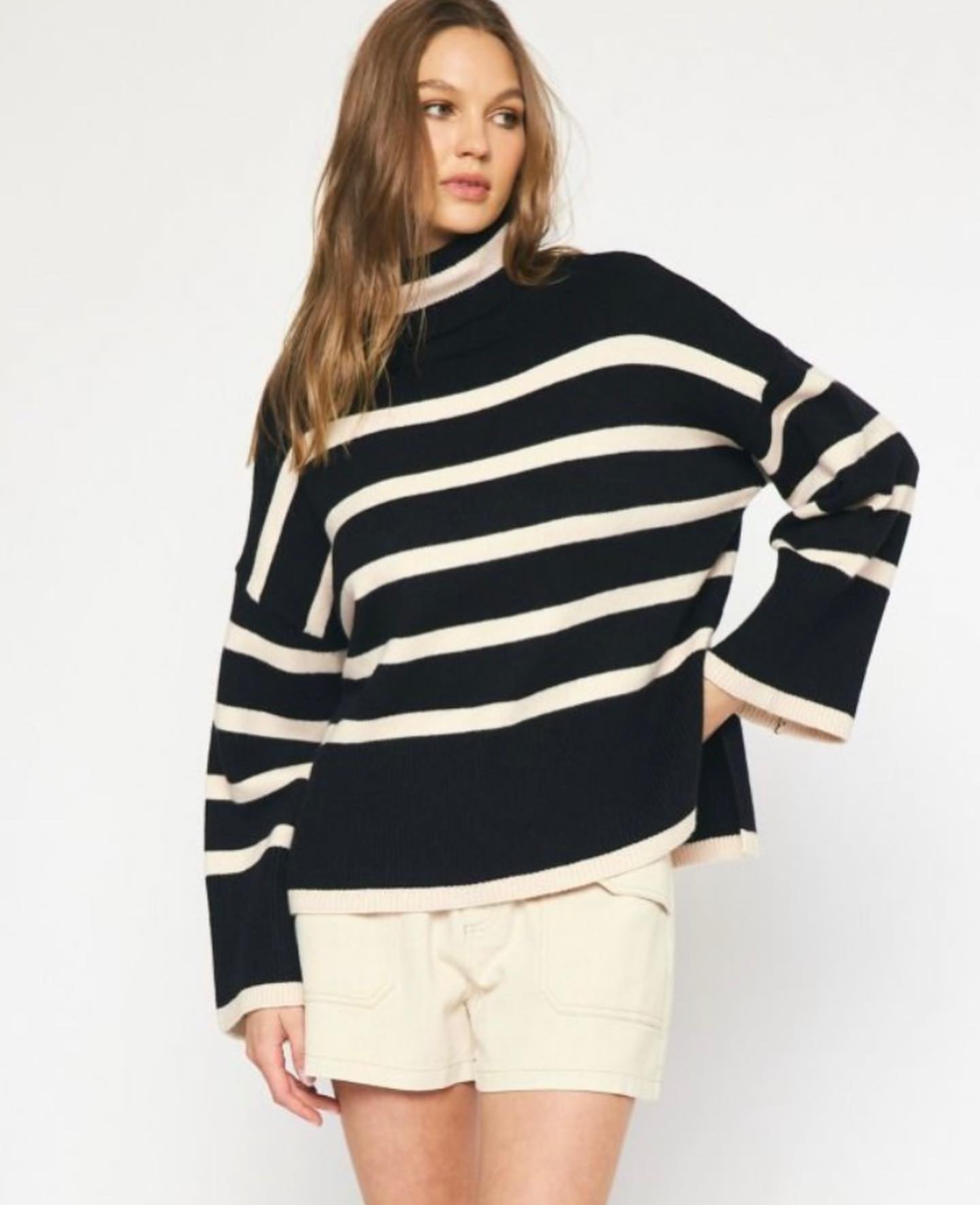BLACK AND WHITE STRIPED SWEATER