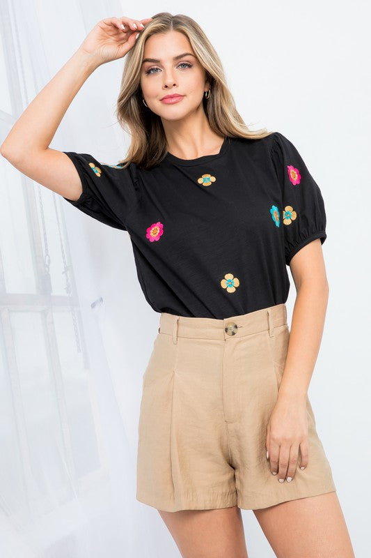 EMBROIDERED FLOWER SHORT SLEEVE TOP